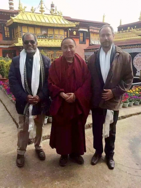 Ron在西藏拉萨大昭寺考察（右一），2015年4月28日