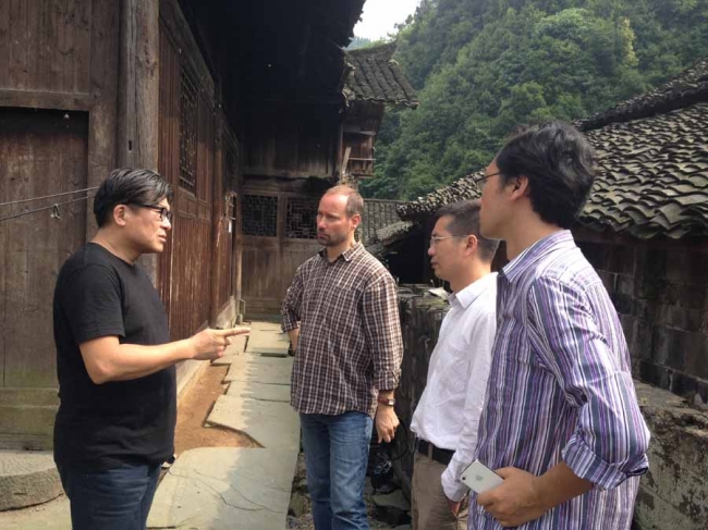 Ron在湖南怀化五宝田古村考察，2013年6月2日 Ron was taking an on-site visit at Wubaotian Acient Village, Huaihua County, Hunan Province, China
